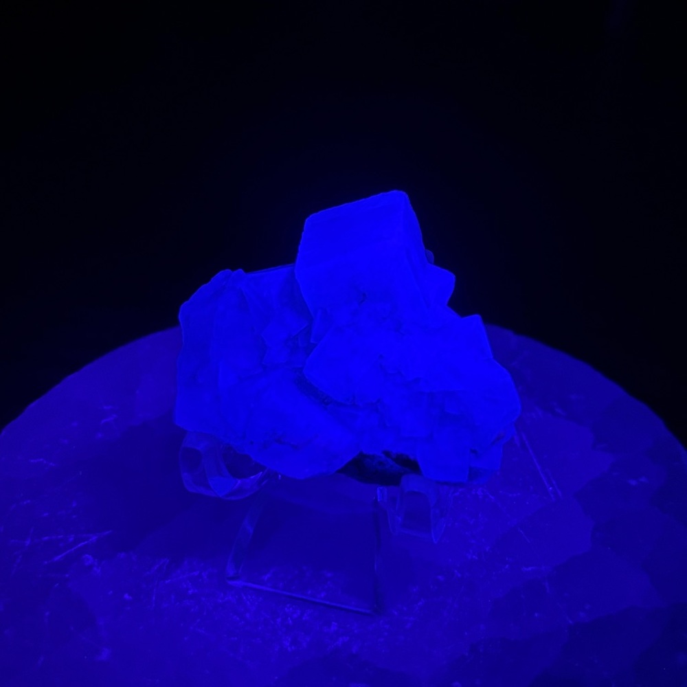 UV reactive green fluorite cluster